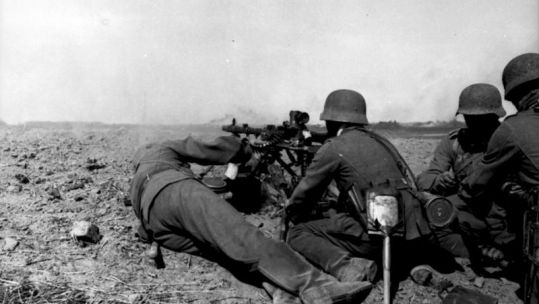 A section of soldiers at a machine gun position, June 1941. Federal archive, picture 101I-208-0031-23 / Zoll / CC-BY-SA 3.0