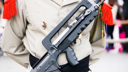 FAMAS rifle on FFL soldier