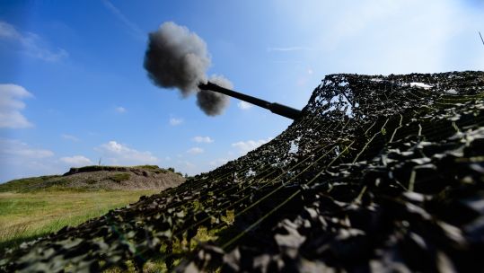 Camouflaged AS-90 during Exercise Venerable Gauntlet (Picture: MOD).