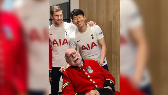 Chelsea Pensioner Dave Thompson on morale boosting visit to Spurs, pictured with Ben Davies and Heung min Son 191021 CREDIT ARMED FORCES SPURS OFFICIAL SUPPORTERS CLUB