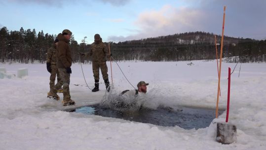 Commando Helicopter Force taking on icebreaking drills in the Arctic