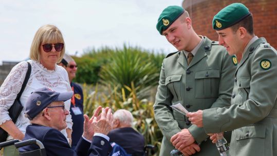 D-Day veteran chats with two serving members of the Armed Forces 