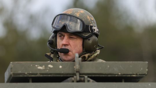 Defence Secretary Ben Wallace Challenger 2 tank meeting Ukrainian soldiers
