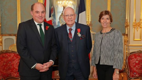 Defence Secretary Ben Wallace, Veteran Geoffrey Pidgeon and French Ambassador Catherine Colonna
