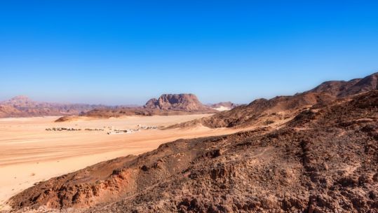 Distant houses in the Sinai Peninsula (Picture: Yakov Oskanov/Alamy Stock Photo).