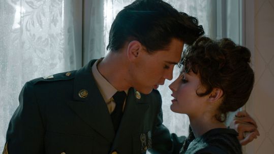 Elvis Presley film AUSTIN BUTLER as Elvis and OLIVIA DEJONGE as Priscilla Presley in Warner Bros. Pictures' drama ELVIS a Warner Bros. Pictures release 3 CREDIT Courtesy of Warner Bros. Pictures
