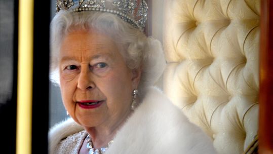 HM Queen Elizabeth II leaving the State Opening of Parliament, 27th May, 2015. Wearing her Diamond Diadem Tiara (Picture: PjrNews/ Alamy).
