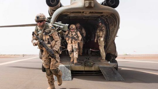 Estonian soldiers disembark off a RAF Chinook in Mali (Picture: MOD/Crown Copyright).