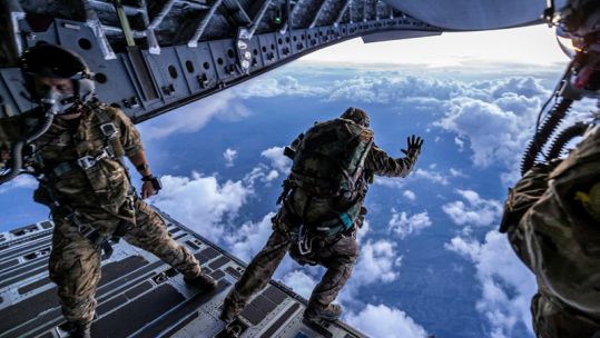 Para jumping out of aircraft