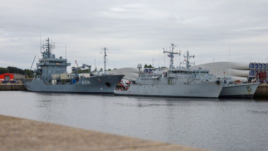 (L-R) Germany's FGS Donau, France's FS Cephee, and Estonia EMS Ugandi berthed in Glasgow (Picture: Royal Navy)