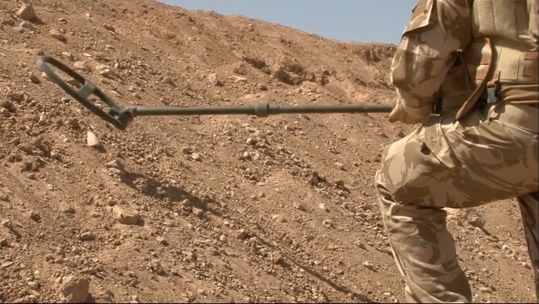 British soldier using the Vallon mine detector, similar to the models now used in Ukraine