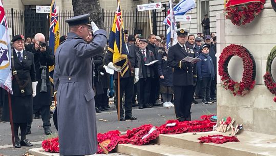Former Chief of Air Staff Mike Wigston lays wreath at Ajex Parade