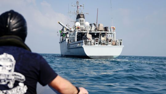 HMS Chiddingfold's dive boat returns to the minehunter in the central Gulf (Picture: Royal Navy).