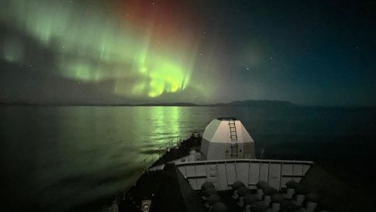 HMS Portland northern lights display DATE 28022023 CREDIT Royal Navy.jpg 