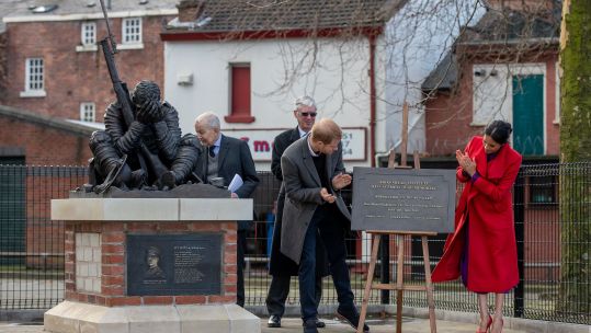 Harry and Meghan Wilfred Owen Birkenhead 140119 CREDIT PA.jpg 