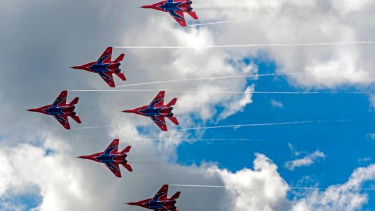 Aerobatic team shows demonstration flight at MAKS 2015