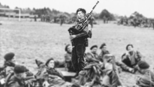 Image ID BDX0FX Private Bill Millin with 1st Social Service Brigade Commandos plays the bagpipes before D-Day in June 1944 NO REUSE CREDIT Pictorial Press Ltd Alamy Stock Photo