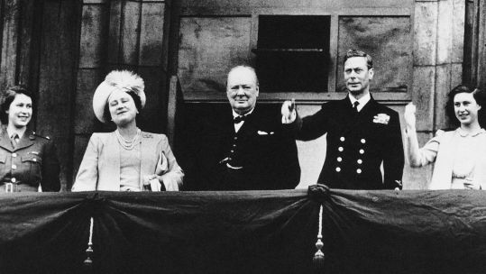 IMAGE ID AKCX98 Princess Elizabeth, Queen Elizabeth, the Queen Mother, Winston Churchill, King George VI and Princess Margaret on the Buckingham Palace balcony on VE Day 1945 080545 NO REUSE CREDIT Pictorial Press Ltd, Alamy Stock Photo