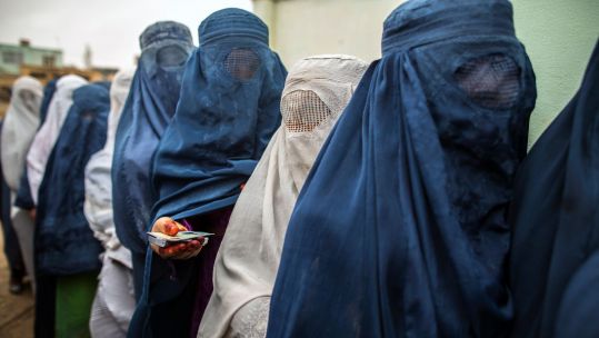 Image ID 2CNP302 Afghan women in line waiting to vote in Mazar-i-sharif in 2014 05042014 CREDIT REUTERS,Alamy Stock Photo.jpg