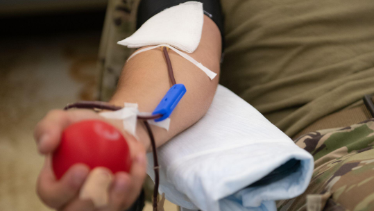 Image ID 2GKXGF5 US airman giving blood in Japan 190721