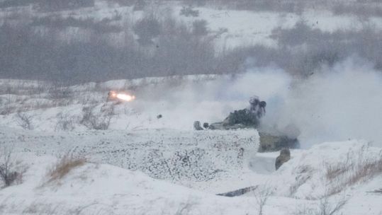 Image ID 2HJC1Y0 Ukrainian service member fires UK supplied NLAW during training at Ukraine's International Peacekeeping Security Centre near Yavoriv 280122 CREDIT REUTERS, ALAMY STOCK PHOTO.png