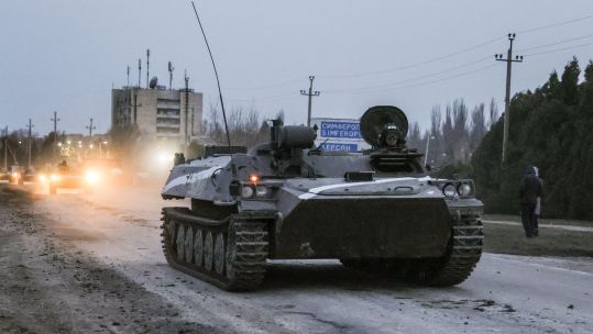 Image ID 2HR04J2 Military column approaches Perekop checkpoint, Ukrainian border. Putin announced special military operation 240222 CREDIT SERGEI MALGAVKO TASS ALAMY STOCK PHOTO.jpg