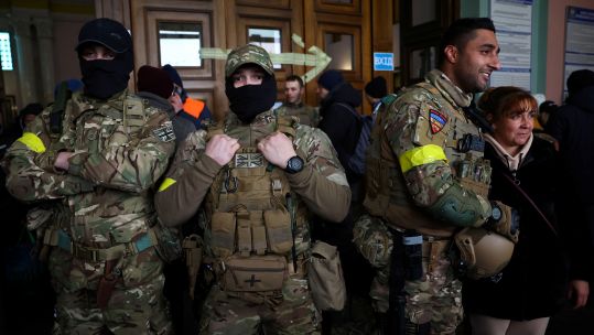 Image ID 2HWRDEM Fighters from UK Scouser, Jacks and Ben Grant ready to depart towards the front line in Ukraine following the Russian invasion, Lviv train station 05032022 CREDIT REUTERS, Kai Pfaffenbach