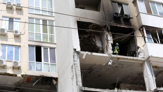 Image ID 2J60K0X A destroyed residential building after a Russian rocket hit a residential multi-storied building in Ukraine 24042022 CREDIT Viacheslav Onyshchenko,Sipa US,Alamy Stock Photo.jpg