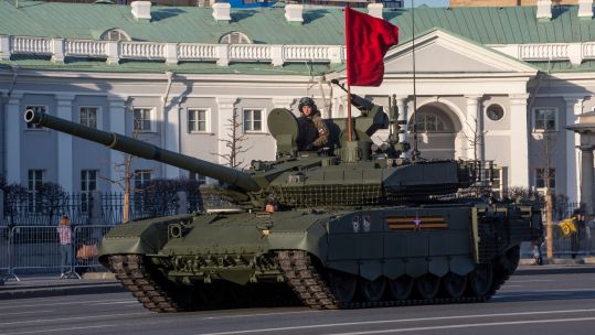 Image ID 2J6Y4XR T-90M Proryv tank heads for Red Square during rehearsal for 'Victory Day' parade 04052022 CREDIT Nikolay Vinokurov,Alamy Stock Photo.jpg