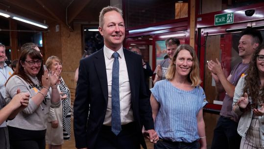 Image ID 2JDY52Y Liberal Democrats' by-election candidate former Army Major Richard Foord and his wife Kate 24062022 CREDIT PA Images, Alamy Stock Photo .jpg