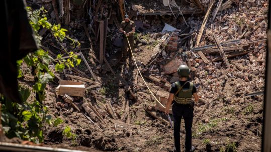 Image ID 2JGDHMC Ukrainian soldiers measure a crater in Kharkiv after Russian cruise missile hit the city 09072022 CREDIT Alex Chan Tsz Yuk,ZUMA Press Wire, Alamy Stock Photo.jpg