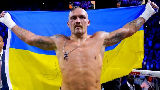 Image ID 2JPXPDJ Oleksandr Usyk celebrates after winning the World Heavyweight Championship 20082022 CREDIT PA, Alamy Stock Photo.jpg