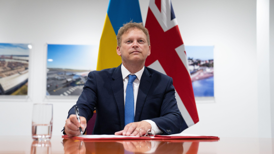 Image ID 2JRM2YW Grant Shapps in Ukraine signing a historic UK-Ukraine action plan to rebuild their war torn infrastructure, at the Department of Transport in central London. Picture date Thursday August 25, 2022. 041123 CREDIT ALAMY
