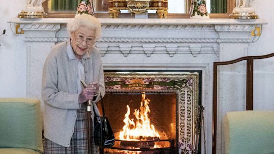 Image ID 2JYKN29 Queen waiting in the Drawing Room before receiving Liz Truss for an audience at Balmoral 06092022 CREDIT PA, Alamy Stock Photo.jpg.jpg