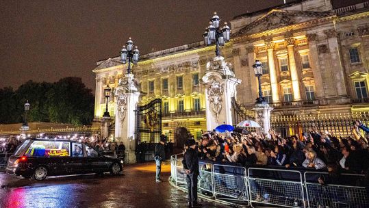 Image ID 2K0WD9Y Her Majesty Queen Elizabeth II her coffin arrives at Buckingham Palace 13092022 CREDIT Sipa US,Alamy Stock Photo.jpg