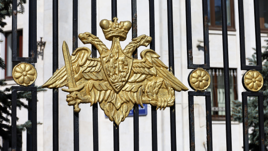 Image ID 2M1AM4P Official emblem of Defense Ministry of Russia on the metal fence, view to main office building in Moscow. Symbol of russian military, mobilization CREDIT ALAMY 240523