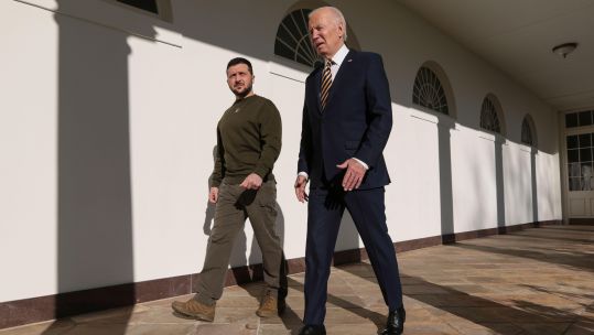 Image ID 2M4K946 US President Joe Biden walks with Ukraine President Zelensky before meeting in the Oval Office 21122022 CREDIT Newscom,Alamy Live News.jpg