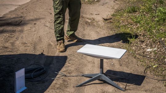 Image ID 2PYY581 Ukrainian soldier using Starlink, a satellite internet constellation operated by SpaceX, providing satellite Internet access coverage 03082023 CREDIT Alamy.jpg