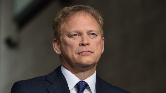 Image ID 2WDK135 London, England, UK. 21st Jan, 2024. Defence Secretary GRANT SHAPPS speaks to the media outside the BBC Studios after his appearance on Sunday With Laura Kuenssberg CREDIT ALAMY