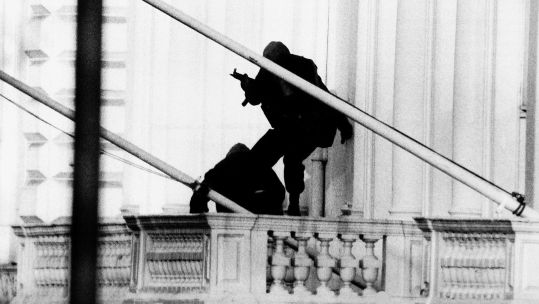 Image ID B3P2A4 Iranian Embassy Siege the SAS storm the building to free the remaining 19 hostages credit Alamy .jpg