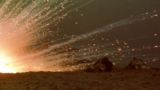 Image ID B4TKG7 Infantry Soldiers of the 4th Armoured Brigade fight inside Iraq as British forces invade to retake Kuwait during 1991 Gulf War 01061991 CREDIT Trinity Mirror, Mirrorpix, Alamy Stock Photo