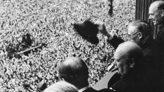 Image ID EGRNG1 Churchill and members of his Cabinet wave to crowds in Whitehall after his broadcast announcing the end of the war 08051945 CREDITPictorial Press Ltd, Alamy.jpg