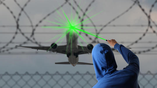  Image ID EWCY02 A Starting Airplane blinded with a Laserpointer EXP 231124 CREDIT ALAMY