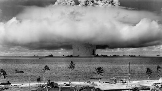 Image ID F2AX2C A mushroom cloud forms from a atom bomb test 'Baker' in 1946. 25071946 CREDIT Everett Collection Historical,Alamy Stock Photo.jpg