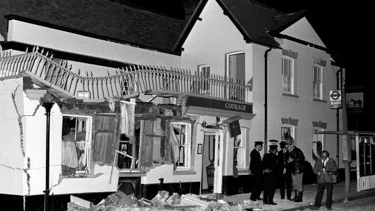 Image ID G4PPB1 Four people are killed and over fifty injured in an IRA bomb attack on the Horse and Groom pub in Guildford 051074 CREDIT PA IMAGES, ALAMY STOCK PHOTO