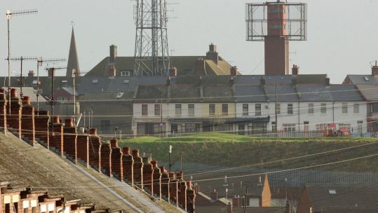 Image ID G5GBMT A British Army watch tower in the Ardoyne area of Belfast 25102001 CREDIT PA Alamy EXP 12042024.jpg