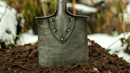 Image ID KFT9Y3 Imperial Russian WW1 Infantry Flat Shovel, stuck in the earthen embankment against the background of a blurred snow-covered landscape CREDIT ALAMY STOCK PHOTO 060323