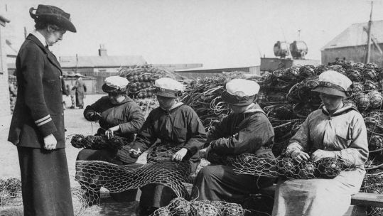 Image ID 2AC5X5E WRNS Ratings Mine Net Workers Supervised Wren Officer CREDIT Vintage_Space Alamy Stock Photo EXP 04112023