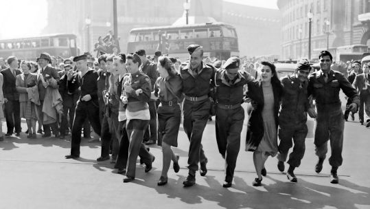 Image ID 2T7F1NE a crowd of people celebrating in Piccadilly Circus, London on VJ Day, 15 August 1945 NO REUSE CREDIT IanDagnall Computing Alamy Stock Photo