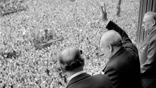 Image ID 2T98BR9 Winston Churchill waving to the crowds in Whitehall, London on VE Day, 8th May 1945 NO REUSE CREDIT IanDagnall Computing Alamy Stock Photo